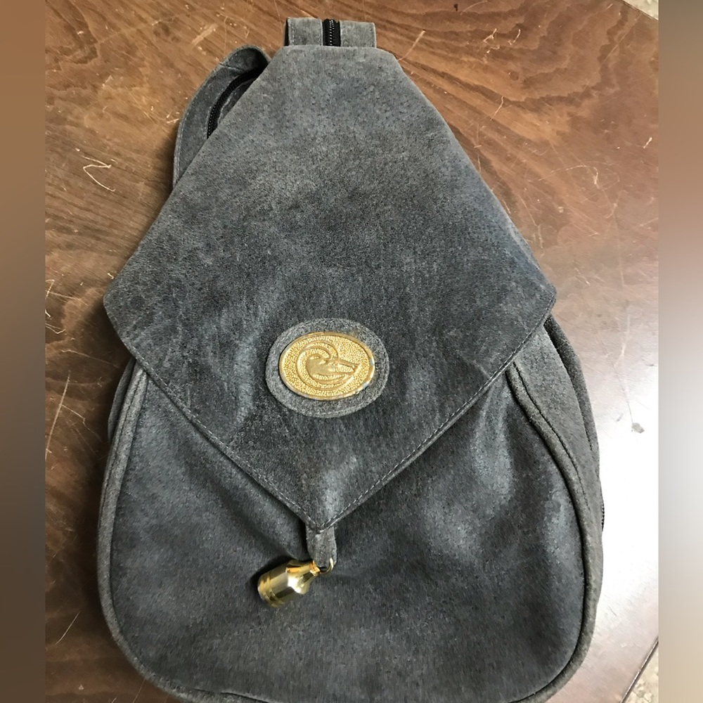 Purse with zipper shoulder strap
